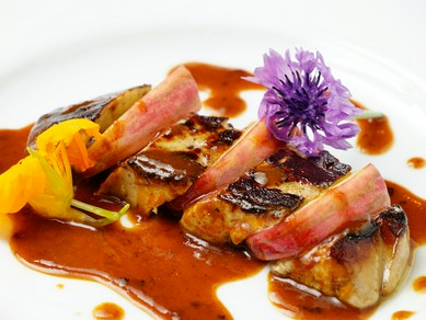 『フォアグラの鉄板焼き』など、ワインと好相性の料理揃い