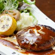大和牛と大和ポークのミンチを使った手ごねハンバーグ。外はカリッ、中はジューシー。噛めば、肉汁がジュワーと染み出てきます。+200円でデザート・コーヒーセットに出来ます。