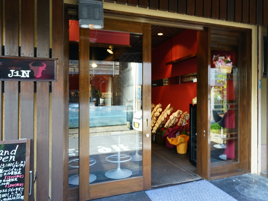 閑静な街中に佇む、モダンなつくりの鉄板焼屋