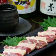 熊本から取り寄せる新鮮な熊本産馬肉を味わえます。上赤身、タテガミ、ヒレ、フタエゴなど。熊本の甘醤油ダレでどうぞ。