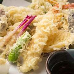 旬の新鮮な食材7種の味が楽しめる『天ぷら盛り合わせ』