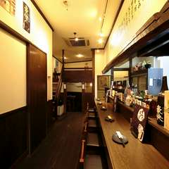 カウンターで過ごす自分だけの時間。お酒と料理を自由に楽しむ