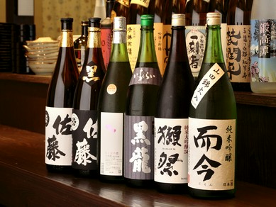 鶏料理によく合う、種類豊富な日本酒や焼酎を堪能