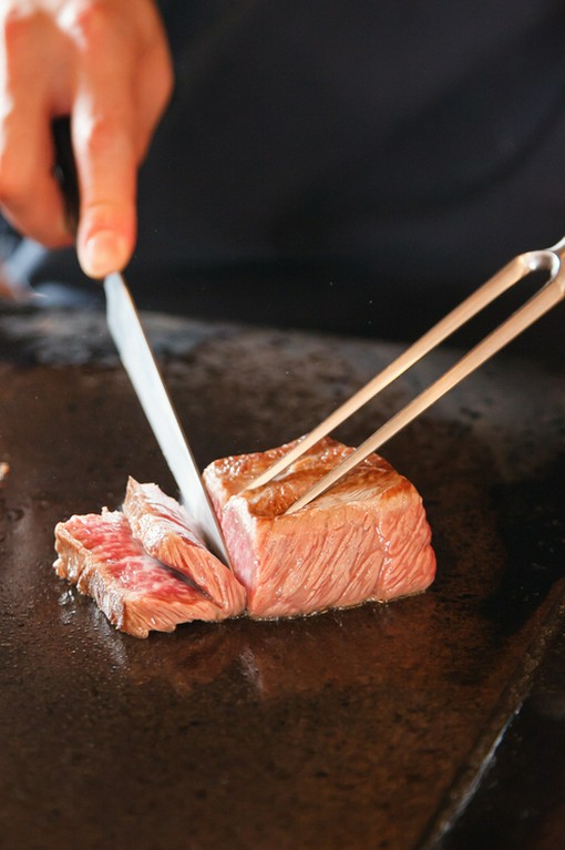朝びきの三河地鶏と希少な牛の小腸。とにかく新鮮なメイン食材
