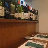 店内は木目を生かした、上品な雰囲気。料理やレストランにこだわりがある方も納得してくれそうな逸品が数多くあるので、デートにも理想的です。カウンターに並んで座れば距離が縮まるかも。