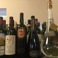 ワインはイタリア産のものを厳選して入荷。グラスワインも気軽に味わえるように数多く取り揃えております。本場ならではの味わいを楽しめるよう、納得したものだけを取り揃えています。