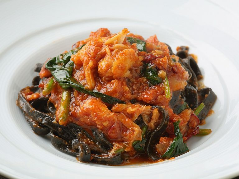 紅ズワイ蟹、ホウレン草、 アラビアータイカスミを折込んだタリアッテッレ