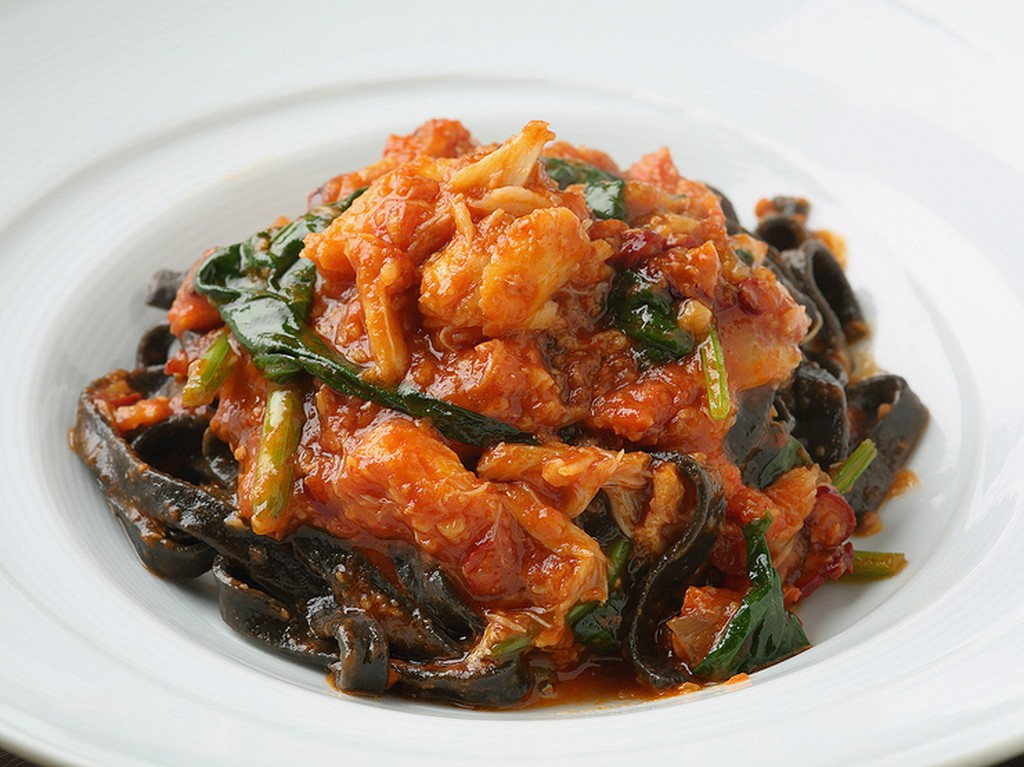 紅ズワイ蟹、ホウレン草、　アラビアータイカスミを折込んだタリアッテッレ