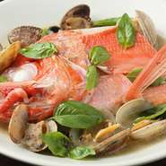 金目鯛をアクアパッツァに仕上げた逸品。お頭ごと調理しているので、骨から出るうまみがスープに抽出されています。