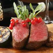 旨みが強く風味豊かなみかわ牛を使用。イチボまたはランプを炭火で調理し素材の味が引き立つよう仕上げています。