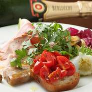 地元でとれたばかりの旬の食材を使用した前菜を一皿に寄せ集めました。これにはスパークリング、白ワインがぴったりです。