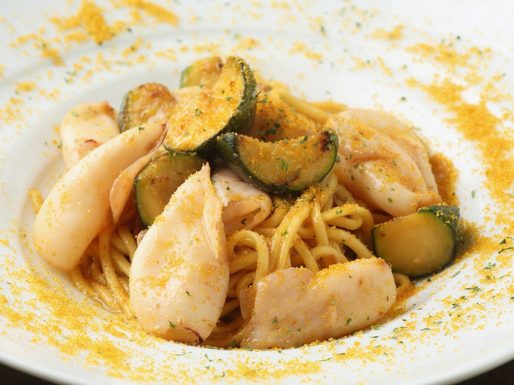 小ヤリイカ、ズッキーニ、サルディーニャ産、カラスミがけ タリオリーニ