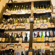 店内に入ってすぐ右にあるワイン陳列棚には、ワインがずらりと並んでいます。ここでは、ワインに詳しくない方でも金額や特徴を確認して自分で選ぶことができます。飲みきれなければ持ち帰りというシステムです。