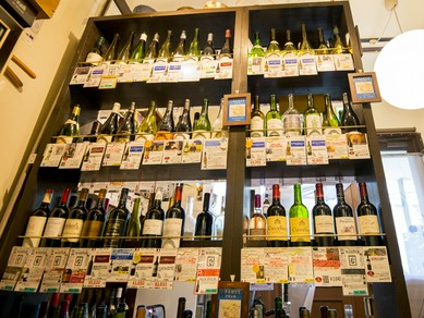 豊富な種類の中から、来店客が自らセレクトするワイン