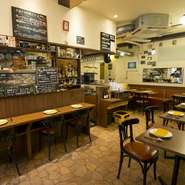 その日のお勧めなどの情報はブラックボードに記載してあるので、来店したら要チェック。その日特別に入荷した食材やワインのことなど、外せない情報が満載です。高田氏をはじめ、スタッフも丁寧に教えてくれます。