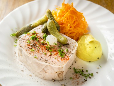 ビストロの定番的一皿『田舎風テリーヌ　キャロットラペ添え』