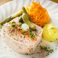 素材のうまみを引き立てた味わいです。ハーフサイズもあります。demi 990円