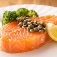 タスマニア産のサーモンを使用しており、あっさりと食べやすいのでマリネに仕上げています。程よい脂ののりが絶妙です。demi 990円