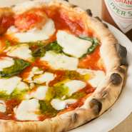 イタリアの国旗をイメージした最もスタンダードなピザ。トマトの酸味と甘みが活きた手づくりトマトソースが絶品です。　カットトマト／モッツァレラチーズ／バジルソース／オリーブオイル