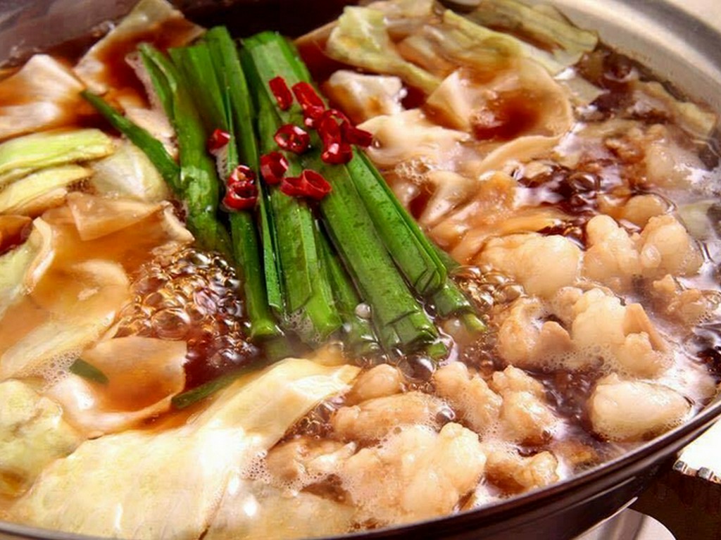 八女「まる昌」の醤油を使用した『醤油味もつ鍋』