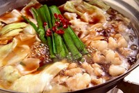 八女「まる昌醤油醸造元」の醤油と鶏がらベースの出汁がコラボした甘みたっぷりのもつ鍋です。北海道旭川産白もつ、キャベツ、ニラを使用。