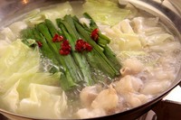 北海道旭川産のプリプリした甘味のある白もつを使用した水炊き風もつ鍋です。お椀に取り分けた具材に自家製酢醤油をかけてお召し上がりください。北海道旭川産白もつ、キャベツ、ニラを使用。