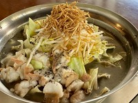 イタリア料理の手法による特製トマトソースをベースとした色彩豊かなもつ鍋です。北海道旭川産白もつ、キャベツ、レタス、トマト、ナス、自家製ベーコン、パプリカを使用。
