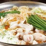 山芋、ごぼう、生姜が入った醤油ベースの和風もつ鍋です。北海道旭川産白もつ、キャベツ、ニラ、ごぼう、生姜、山芋おろしを使用。