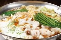 山芋、ごぼう、生姜が入った醤油ベースの和風もつ鍋です。北海道旭川産白もつ、キャベツ、ニラ、ごぼう、生姜、山芋おろしを使用。