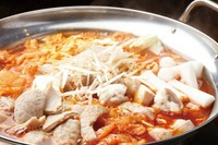 キムチ、トッポギ（韓国餅）、白もつ、馬もつ、もやしを使ったピリッと辛い韓国風もつ鍋です。旭川産白もつ、熊本産馬もつ、キャベツ、ニラ、もやし、大昌園オモニキムチ、トッポギを使用。