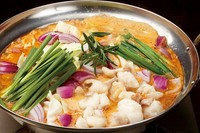 グリーンカレーペーストを使用した特製出汁に食材の旨味が溶け込み、辛さとコクを堪能できるもつ鍋。北海道旭川産白もつ、キャベツ、赤玉ねぎ、パプリカ、カニつみれ、エビを使用。
