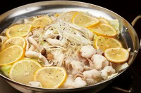 鍋の出汁、具材にレモンをふんだんに使った、あっさり爽やかな塩レモン風味のもつ鍋です。北海道旭川産白もつ、キャベツ、キノコ、レモンを使用。