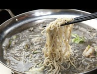 久留米「大砲ラーメン（麺工房）」の麺を使用。