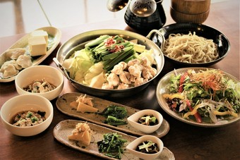 飲み放題を利用したいお客様におすすめのもつ鍋に前菜やサラダがついている簡易的コースです。
