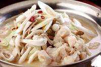 北海道旭川産白もつの旨味を100%引き出した豆乳味噌味のヘルシーもつ鍋です。北海道旭川産白もつ、八女産キャベツ、八女産キノコ、八女産白ネギを使用しています。