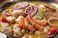 グリーンカレーペーストを使用した特製出汁に食材の旨味が溶け込み、辛さとコクを堪能できるもつ鍋。北海道旭川産白もつ、八女産キャベツ、朝倉産赤玉ねぎ、熊本産パプリカ、自家製カニつみれ、近江産海老を使用。