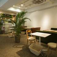 店内は観葉植物などのグリーンがたくさん。木目調のテーブルや椅子など、ナチュラルな落ち着いた空間で、美味しい料理やスイーツをいただきながら、心も身体もリラックス。時間が経つのも忘れてしまいそうです。