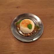 月ごとに代わるパティシエ自慢のオリジナルケーキをご準備しております。スタッフにお尋ねください。（単品も可）