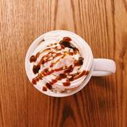 ILLYのコーヒー豆を使用しています。カフェラテや、豆乳ラテな多種ご用意。
紅茶はダージリン、香りのよいアッサムや、オレンジペコなどご準備しております。
ソフトドリンク、アルコールも有。