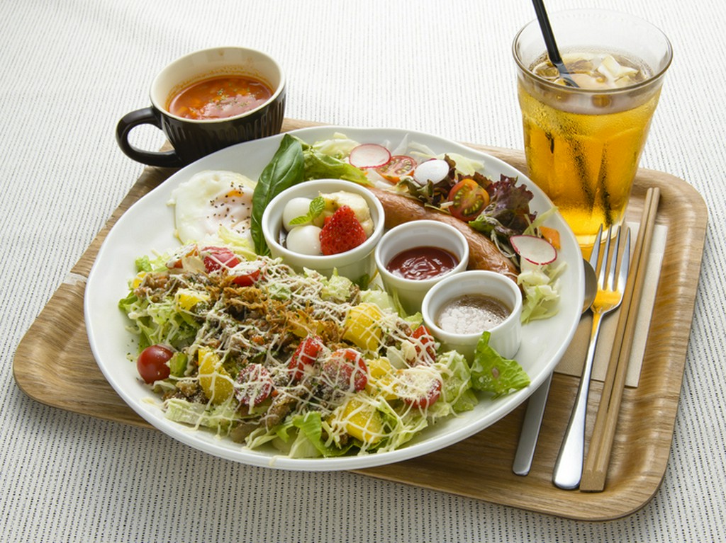 限定15食。ドリンクやデザートまでワンプレートで食べられる『今月のプレートセット』