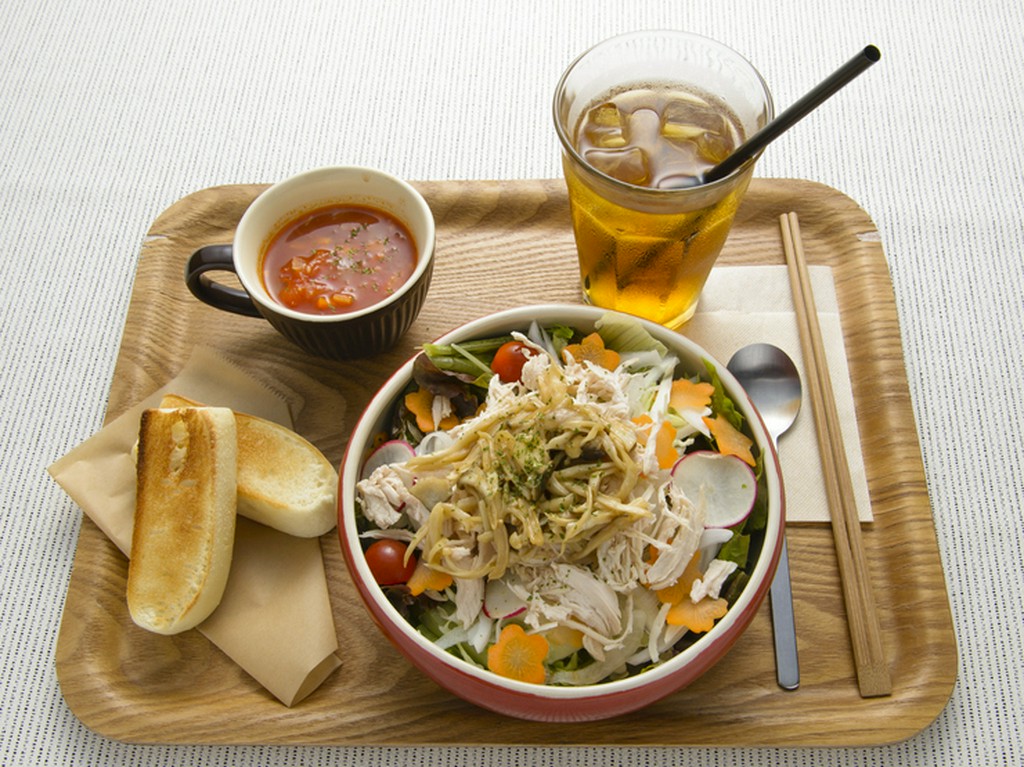 シャキシャキ野菜としっとりした蒸し鶏の食感がたまらない『蒸し鶏のサラダボール　セット』