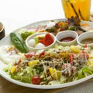 スタッフがアイディアを出し合いながら、メニューを考えています。お客様がお食事後も元気に過ごしていただけるよう、一つずつカロリー計算も行っています。健康で美しくなれる料理をお楽しみください。