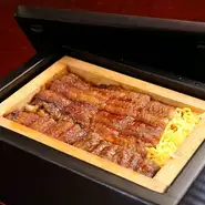 現店主で3代目、創業から90年を数える鰻専門店です。味作りの基本は「心から満足していただける味をお届けすること」。決して妥協せず、最上の素材を厳選し、手間暇を惜しまぬ姿勢が根強いファンを生んでいます。