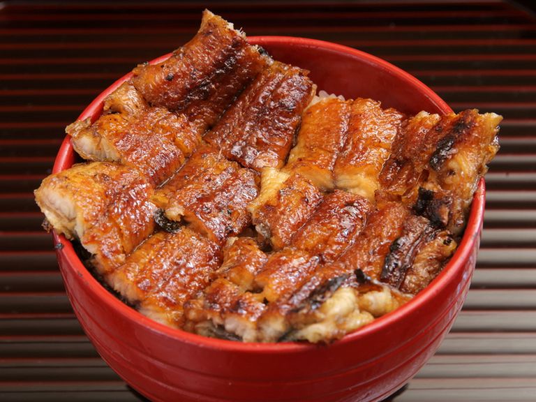 自然の中で育った天然鰻に準じた鰻の仕入れに尽力