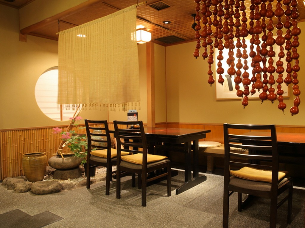 格式を感じる清潔な店内は、全体的にゆったり広々