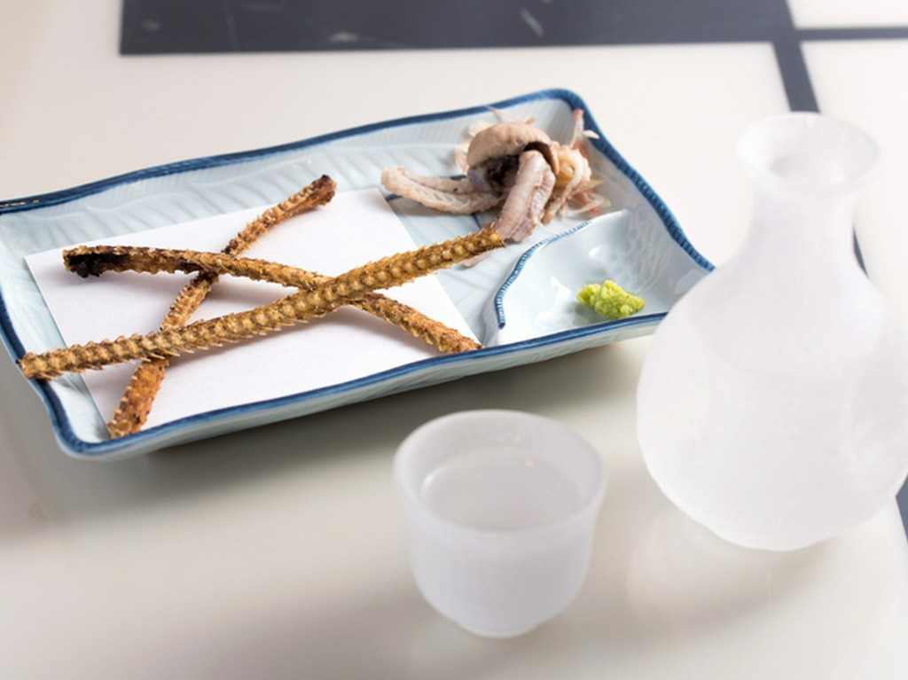 ゆっくりと楽しんでほしいと、サービスで供される突き出し