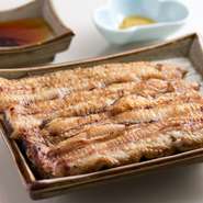 一般的な白焼きよりもしっかりした焼き色が特徴。柔らかな食感と上品な旨みはそのままに、蒲焼きとはまた異なる美味しさが楽しめます。山葵醤油はもちろん、特製の肝塩をつけて味わってもその旨さは際立つばかり。