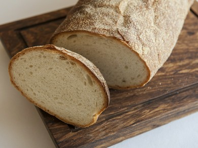 現地では食事に欠かせない、パンは自家製で現地同様の美味を追求