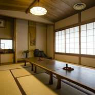 2階には3つの個室を用意しており、2名～の利用もできます。障子戸を開ければ外は神田川。船底天井や床の間など、昔ながらの店のつくりもまた、鰻を粋に楽しみたくなる雰囲気です。