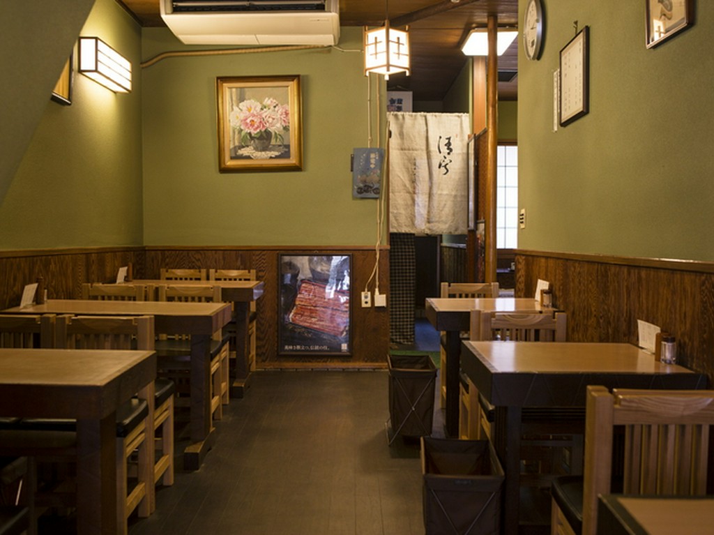 気取らない雰囲気のなかにも書画を飾り、老舗らしい一面も